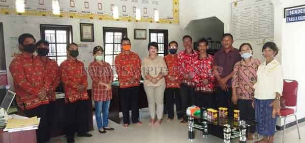BERSAMA : Anggota DPRD Kabupaten Gumas Iceu Purnamasari dan koleganya Lily Rusnikasi ketika berfoto bersama dengan Kades Tumbang Tariak Rodi Asser dan perangkat desa, di kantor Desa Tumbang Tariak, Kecamatan Kurun, Kamis (28/5).(IST/RADARSAMPIT)