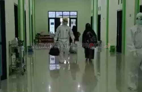 TEMPAT BARU: Salah satu pasien positif Covid-19 tanpa keluhan yang memasuki RS Muhammadiyah Pangkalan Bun, Minggu (31/5).(ISTIMEWA/RADAR PANGKALAN BUN)