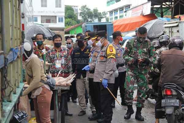 TERAPKAN JARAK: Kapolresta Palangka Raya Kombes Pol Dwi Tunggal Jaladri memantau penerapan jaga jarak di kawasan Pasar Besar Palangka Raya bersama tim gabungan dan Satgas Covid-19 Kota Palangka Raya.(DODI/RADAR SAMPIT)