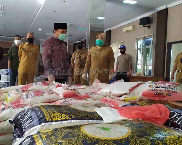 PANGAN: Bupati Kobar Hj Nurhidayah mendampingi Gubernur Kalteng Sugianto Sabran mengecek aula kantor bupati yang dijadikan gudang sembako bantuan sosial sementara  baru ini.(  RINDUWAN/RADAR PANGKALAN BUN)