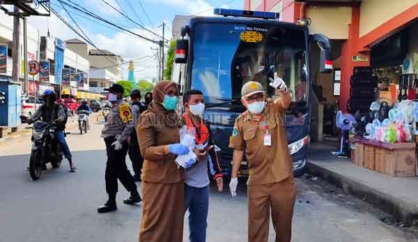 KOORDINASI: Kepala Dinas Kesehatan Kotim Faisal Novendra Cahyanto sedang berkoordinasi terkait kawasan wajib masker di Pusat Perbelanjaan Mentaya (PPM) Sampit, Selasa (2/6).(YUNI/RADAR SAMPIT)