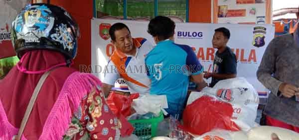 DISERBU PEMBELI : Gudang Bulog Pangkalan Bun mengadakan pasar murah untuk komoditas gula pasir dan beras dengan harga di bawah harga pasar, sayangnya dalam pasar murah tersebut terlihat aksi borong oleh warga, Selasa (2/6).(ISTIMEWA/RADAR PANGKALAN BUN)