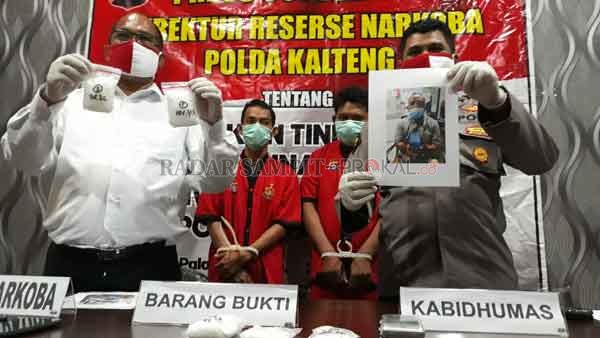 TAK TERDAMPAK: Polda Kalteng menggelar rilis penangkapan dua tersangka kasus sabu di Jalan SPG Barat Perum Kencana Elok, Sampit, Selasa (2/6).(DODI/RADAR SAMPIT)