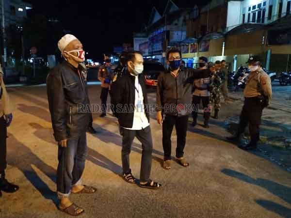 CEK LAPANGAN : Wali Kota Palangka Raya Fairid Naparin saat meninjau lokasi penerapan jara jarak pedagang di kawasan Pasar Besar, Selasa (2/6) dini hari.(IST/RADAR PALANGKA)