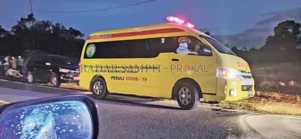 Rombongan mobil yang membawa jenazah.