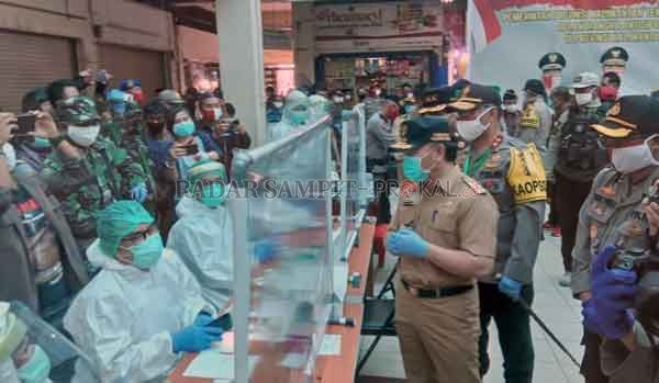 MEMANTAU : Gubernur Kalteng Sugianto Sabran bersama jajaran terkait memantau pelaksanaan rapid test yang dilaksanakan di PPM Sampit, Selasa (2/6).(BIRO PKP FOR RADAR SAMPIT)