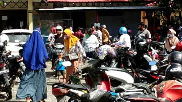 BANSOS : Warga Sampit beramai-ramai mendatangi kantor kelurahan untuk mengambil bantuan langsung tunai.(DIAN TARESA/RADAR SAMPIT)
