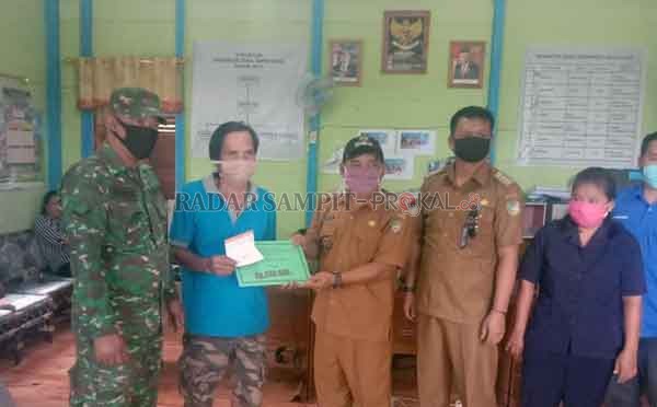 BANTUAN: Penyerahan BLT DD Desa Tapen Raya, kepada masyarakat penerima bantuan.(IST/RADARSAMPIT)