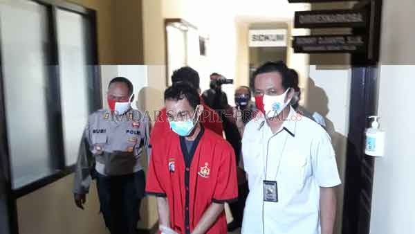 BUDAK SABU : Kedua tersangka saat digiriing petugas  Direktorat Narkoba Polda Kalteng.(DODI/RADARPALANGKA)