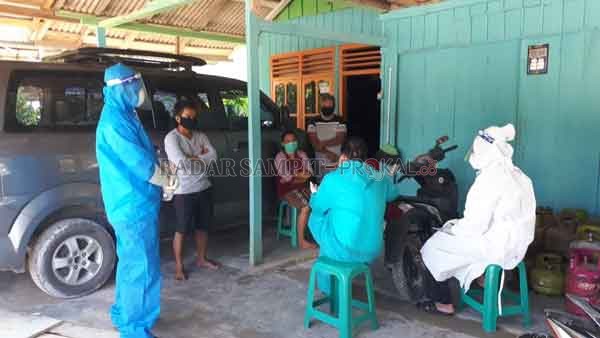 TRACKING KONTAK PASIEN ; Petugas kesehatan saat tracking kontak pasien positif nomor 14 di Desa Mekar Mulya.(ISTIMEWA/RADAR PANGKALAN BUN)