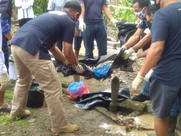 DIBONGKAR: Pengangkatan jenazah bayi yang dibuang ibunya beberapa waktu lalu.(ALWANDY/RADAR SAMPIT)