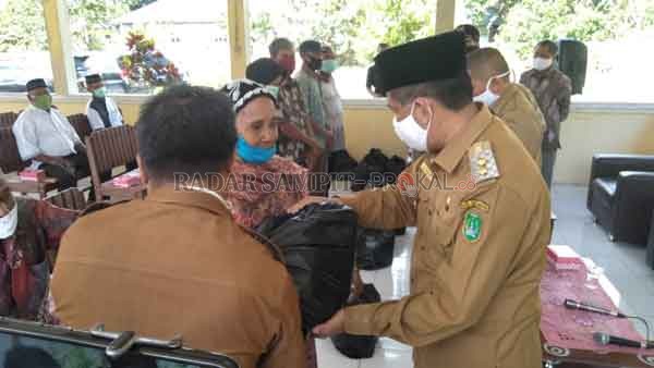 BANTUAN LANSIA : Wakil Bupati Sukamara Ahmadi saat menyerahkan bantuan dari Komda Lansia Sukamara.(FAUZIANUR/RADAR SAMPIT)