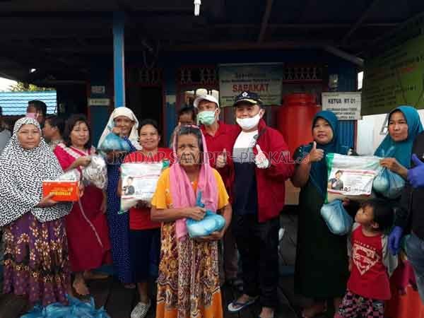 BANTUAN : Agustiar Sabran secara langsung menyerahkan bantuan sembako gratis, dari dana pribadi Gubernur Kalteng Sugianto Sabran kepada masyarakat di Desa Kelurahan Danau Tundai, Kecamatan Sebangau.(IST/RADARPALANGKA)