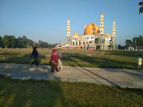SALAT BERJAMAAH ; Masjid Agung Sukamara sudah membuka pelaksanaan shalat berjamaah.(FAUZIANUR/RADAR SAMPIT  )