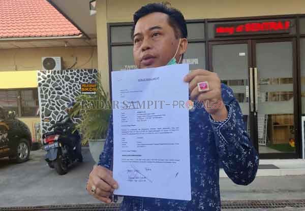 PENGADUAN: Anggota komisi I DPRD Kotim Rimbun mendatangi Polres Kotawaringin Timur. Dia mengadukan kasus pencemaran nama baik. (DIAN TARESA/RADAR SAMPIT)