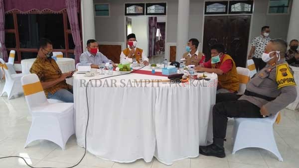 NEW NORMAL ; Bupati Sukamara saat mengadakan pertemuan dengan LO Gugus Tugas Percepatan Penanganan Covid-19 Pusat untuk Provinsi Kalteng.(FAUZIANUR/RADAR SAMPIT)
