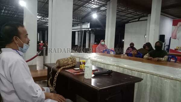 LAYANI MASYARAKAT : Bupati Seruyan saat melayani masyarakat di pendopo rumah dinasnya. Memasuki musim kemarau, pihaknya meminta seluruh jajaran dan masyarakat ikut berperan aktif mencegah terjadinya karhutla.
