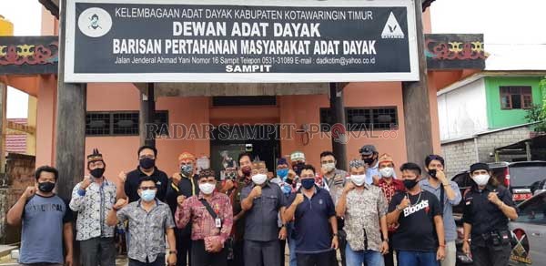 LAPORKAN: Ketua Harian DAD Kotim, Untung TR bersama dengan pemuka adat dan jajaran manajemen BGA Grup sepakat kasus Brian Ray juga dibawa ke hukum adat.(RADO/RADARSAMPIT)