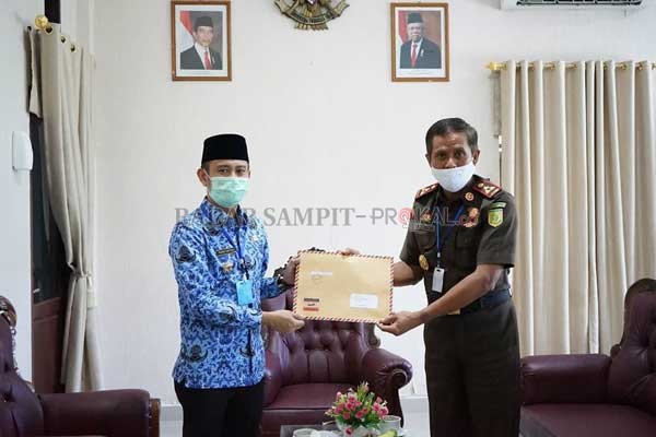 TRANSPARANSI: Walikota Palangka Raya Fairid Naparin  ketika menyerahkan berkas pertanggung jawaban Bantuan Tidak Terduga (BTT) penanganan virus korona kepada Kepala Kejaksaan Negeri Palangka Raya Zet Tadung Allo, Kamis (4/6) lalu.(ISTIMEWA/HUMAS PEMKOT)