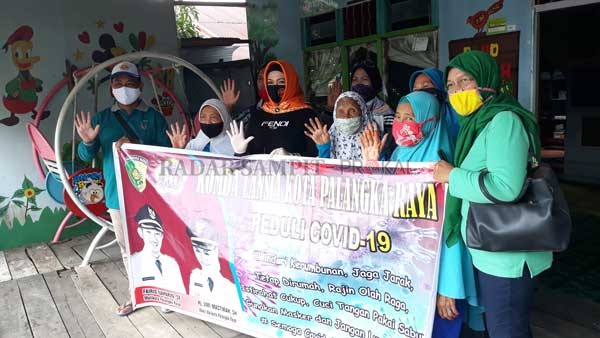 PERHATIAN :  Wakil Walikota Palangka Raya Umi Mastikah, juga  selaku Ketua Harian Komda Lansia didampingi pendamping SLRT Pahandut  saat memberikan bantuan Bapokting bagi warga lansia,Sabtu(6/6).(DODI RADAR PALANGKA)