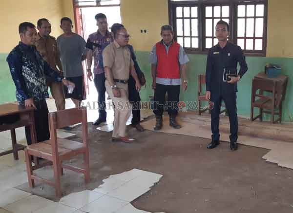 TINJAU: Anggota DPRD Kotim Dapil IV Faisal Damarsing, saat meninjau infrastruktur sekolah di wilayah Kecamatan Cempaga, tahun lalu.(DOK.RADARSAMPIT)