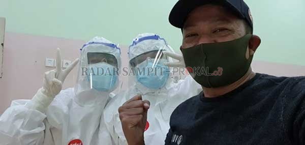 SEMBUH: Direktur RSSI Pangkalan Bun, dr Fachrudin berswafoto bersama dua tenaga medis dengan pakaian APD saat perawatan Covid-19.(Istimewa)