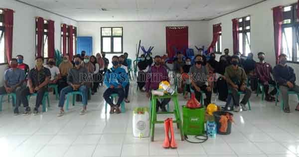 PEDULI: Sejumlah tempat cuci tangan dan APD yang diberikan kepada pihak Desa Muntai.