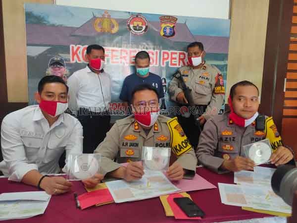 RILIS: Kapolres Kotim AKBP Abdoel Harris Jakin menunjukan barang bukti, kasus UU ITE yang ditangani Polres Kotim, Senin (8/6).(DIAN TARESA/RADAR SAMPIT)