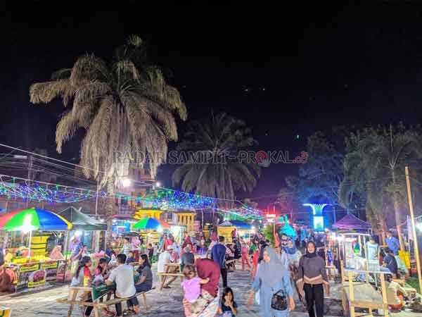 PUSAT KULINER : Suasana malam di Alun-alun Istana Kuning (lapangan tugu) yang  menjadi pusat kuliner masyarakat Kotawaringin Barat akan kembali dihidupkan.