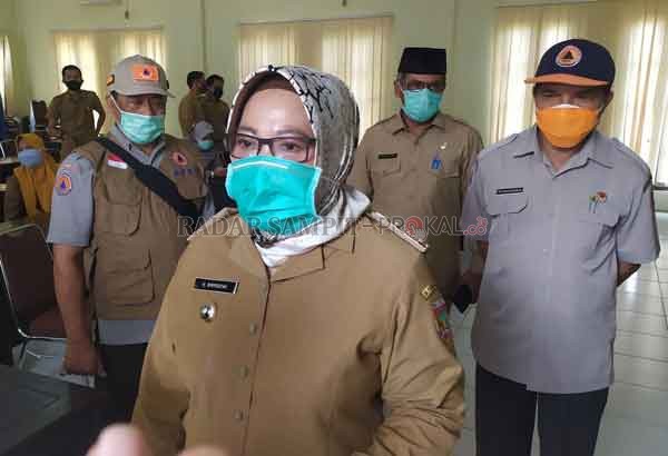 BANTUAN : Bupati Kobar Hj Nurhidayah meminta agar BLT DD Tahap Dua bisa cepat dicairkan dan dirasakan manfaatnya oleh masyarakat. (RINDUWAN /RADAR PANGKALAN BUN )