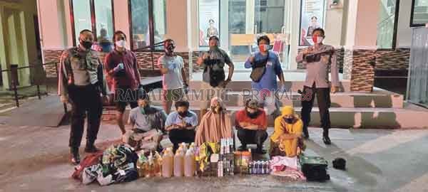 MALING PAKAIAN : Sekelompok orang yang berjumlah lima orang berhasil diamankan oleh Polres Seruyan karena diduga telah melakukan tindak pidana curat di wilkum Polres Seruyan pada Senin (8/6) lalu. ((POLRES SERUYAN/RADAR SAMPIT))