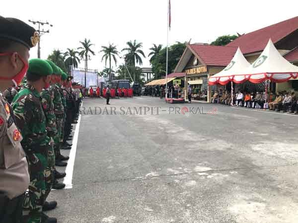 SIAP SIAGA: Petugas gabungan mengikuti apel di halaman Polres Kotim terkait kesiapsiagaan penanganan karhutla yang digelar di halaman Polres Kotim, Selasa (9/6).(DIAN TARESA/RADAR SAMPIT)