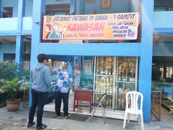 SESUAI PROTOKOL: Panitia PPDB SMAN 1 Sampit menerapkan protokol Covid-19 apabila ada calon peserta didik yang meminta kejelasan mengenai PPDB online ke sekolah.(HENY/RADAR SAMPIT)