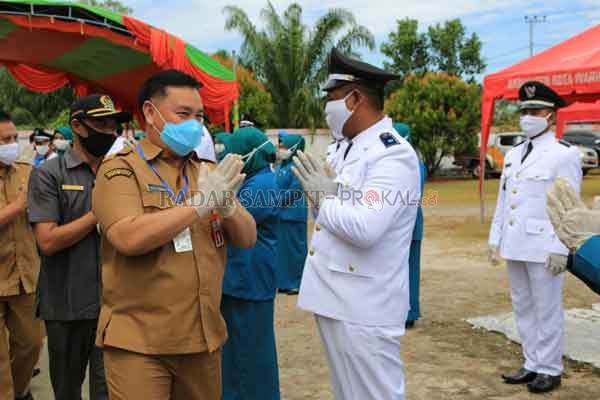 UCAPKAN SELAMAT: Sekda Kotim Halikinnor saat memberikan ucapan selamat kepada Kepala Desa (Kades) terpilih pada pelantikan di wilayah selatan di halaman Kantor Camat Mentaya Hilir Selatan, Senin (8/6).(IST/RADAR SAMPIT)