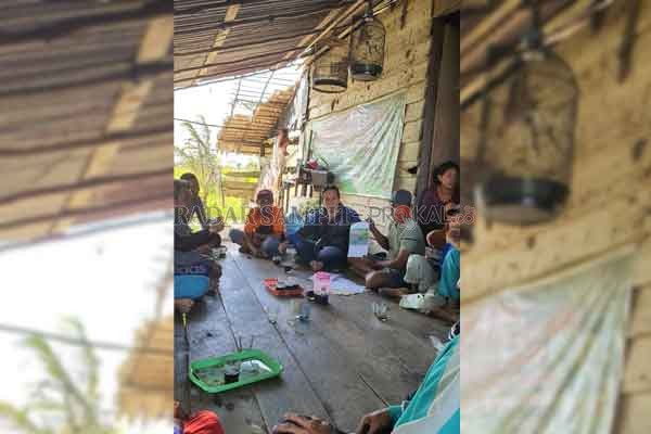 KUNJUNGAN: Anggota DPRD Seruyan Bejo Riyanto (tengah) saat berkunjung ke salah satu tempat kelompok tani yang ada di Kecamatan Seruyan Hilir Timur belum lama ini. (ISTIMEWA/RADAR SAMPIT)