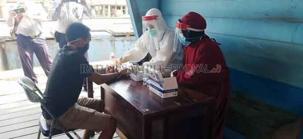 PERIKSA: Rapid test yang dilakukan oleh Gugus Tugas Covid-19 Kabupaten Batara, terhadap ABK.(IST/RADARSAMPIT)