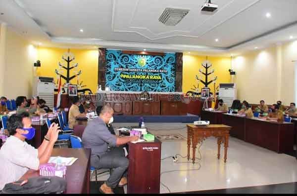 RAPAT : Wali Kota Palangka Raya Fairid Naparin memimpin rapat persiapan pembangunan Mal Pelayanan Publik (MPP) untuk mendukung layanan kepada masyarakat, terutama terkait perizinan.(IST/HUMAS PEMKOT)