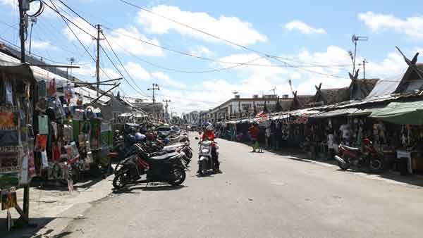 MASIH NORMAL: Para pedagang di kawasan Pasar Besar Palangka Raya masih beraktivitas seperti biasa menjelang rencana penutupan lokasi tersebut selama tiga hari untuk dilakukan penyemprotan disinfektan, Rabu (10/6).(DODI/RADAR SAMPIT)