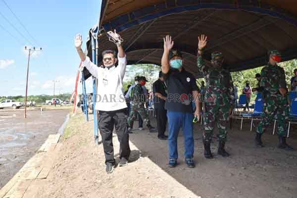 KUNJUNGAN : Mentan RI Syahrul Yasin Limpo (ujung kiri) didampingi Gubernur Kalteng Sugianto Sabran meninjau lokasi Food Estate di Kabupaten Pulang Pisau, Kamis (11/6).(DISKOMINFOSANTIK KALTENG FOR RADAR PALANGKA)