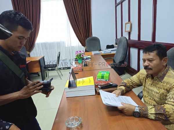 BADAN KEHORMATAN: Ketua BK DPRD Seruyan Nardi (kanan) saat diwawancarai oleh sejumlah awak media untuk meminta keterangan mengenai langkah tindaklanjut terhadap masalah yang dialami oleh dua anggota dewan beberapa waktu lalu di ruang kerja komisi, Kamis (