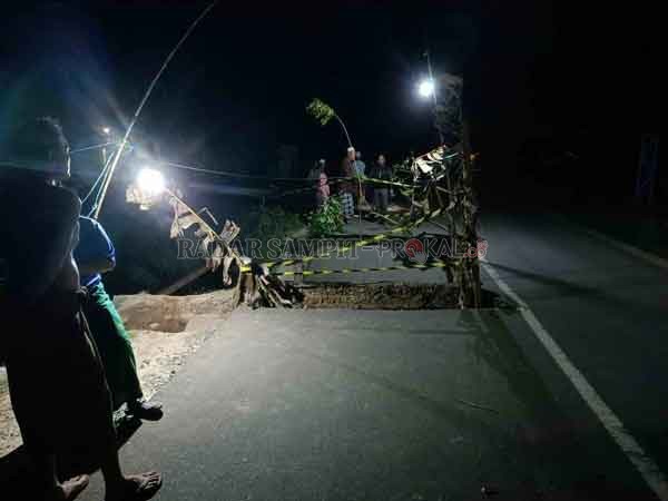 JALAN NEGARA: Kondisi gorong-gorong di Desa Sei Ijum Raya yang runtuh.(IST/RADAR SAMPIT)