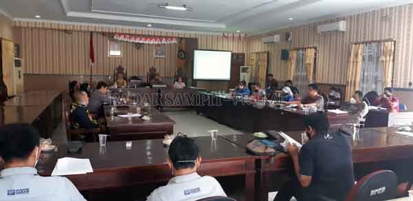 RAPAT : Bapemperda DPRD Kotim bersama tim Pemkab Kotim mengadakan rapat evaluasi pelaksanaan Perda Kawasan Tanpa Rokok, Kamis (11/6).(RADO, SKOM/RADAR SAMPIT)