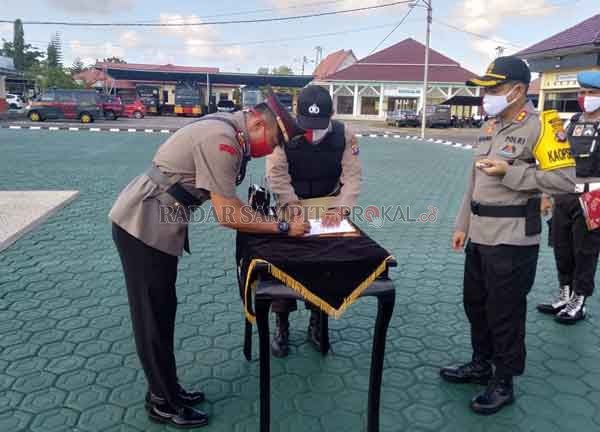 UPACARA: Kapolres Seruyan memimpin sertijab Kasat Polair Seruyan di halaman Polres Seruyan Jumat (12/6), kemarin.(Hendri/Radar Sampit)