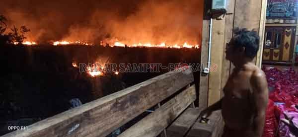HEBOH : Situasi kebakaran lahan di kilometer 8 Jalan Tjilik Riwut Baamang, beberapa waktu lalu.(istimewa)