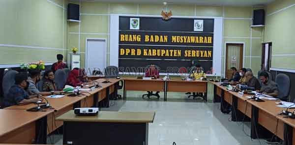 DENGAR PENDAPAT: Jajaran DPRD Seruyan saat melaksanakan RDP di ruang rapat Banmus bersama dengan pihak PDAM Kabupaten Seruyan baru-baru ini. (ALDI SETIAWAN/RADAR SAMPIT)