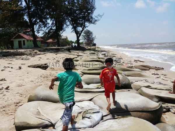 ABRASI: Terlihat tanggul penahan abrasi pantai di Kawasan Pantai Ujung Pandaran, tak mampu menahan gempuran ombak, yang membuat hancur bibir pantai.(DESIWULANDARI/RADARSAMPIT)