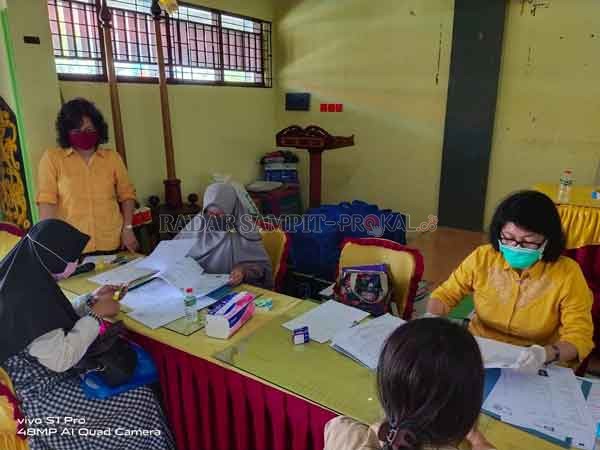 DAFTAR ULANG: Penanggungjawab pelaksanaan PPDB SMAN 1 Sampit Tinduh, S.Pd (pojok kiri) bersama anggota lainnya saat melayani siswa baru yang melakukan daftar ulang, Sabtu (13/6).(SMANSA FOR RADAR SAMPIT)