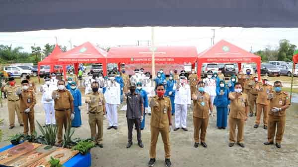 LAWAN: Bupati Kotim Supian Hadi, usai kegiatan pelantikan kepala desa (Kades) wilayah I pekan lalu, mengajak semua pihak untuk melawan virus korona atau Covid-19.(IST/RADAR SAMPIT)