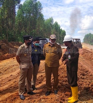 INFRASTRUKTUR : Wakil Bupati Kotawaringin Barat mengecek pembukaan jalan yang digarap PT Korintiga Hutani melalui program konsorsium tahap ketiga, Selasa (16/6) (SYAMSUDIN/RADAR PANGKALAN BUN)