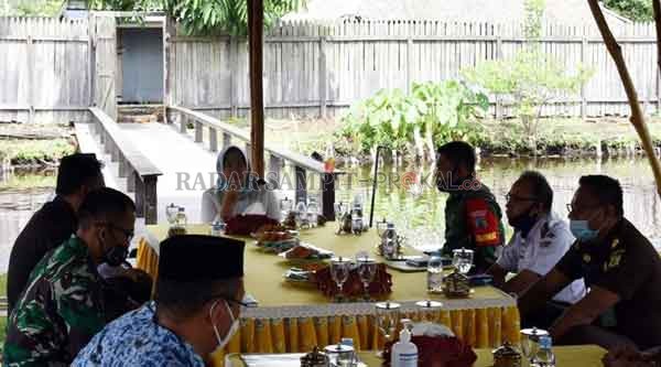 GRATISKAN RAPID TEST ; Pemkab Kobar gratiskan pelaksanaan rapid test untuk pelajar, mahasiswa, dan para santri yang akan melakukan perjalanan ke tempat belajarnya masing-masing. Bupati Kobar dan gugus tugas percepatan penanganan Covid-19 saat pertemuan me